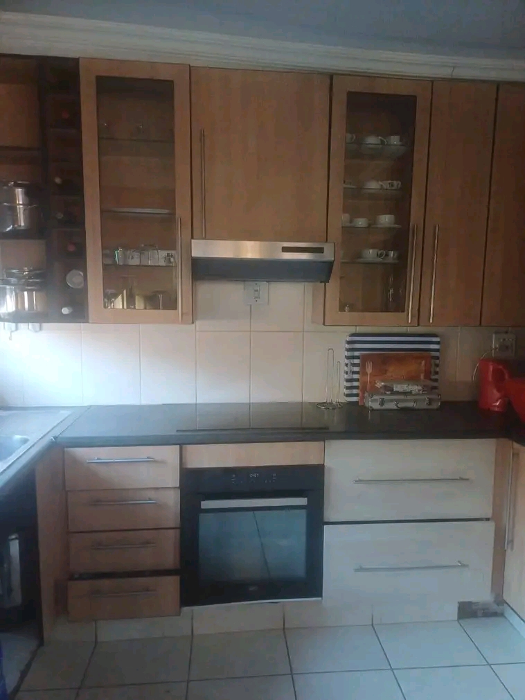 2 bedroom 2 bathroom house for rental.
spacious, secured and clean.
parking available.
...