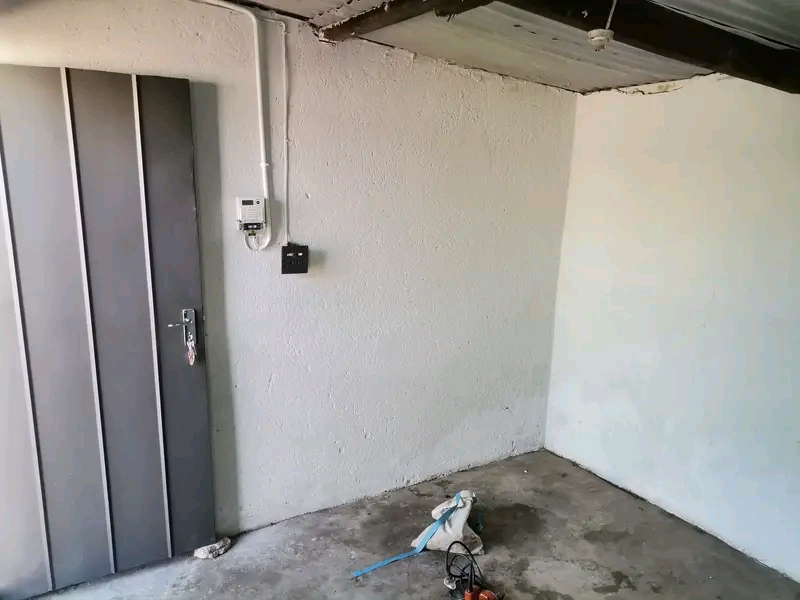 2 room available for rent 3014 zibisini street emaxhoseni 
r1400
prepaid electricity
wh...