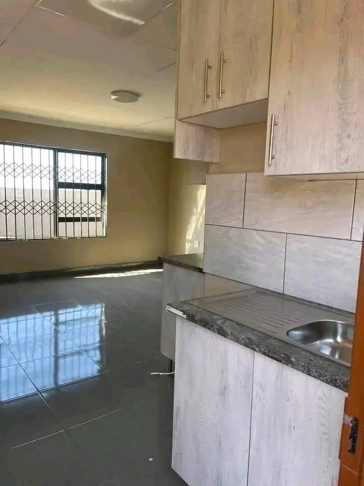 only r4200 available to rent  
area: ext 2📍
•fully fitted kitchen🎉
•wardrobe ...