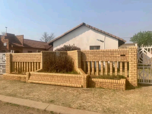 Room to rent in ext 3 not far from pick n pay. has a shared bathroom with shower. asking p 